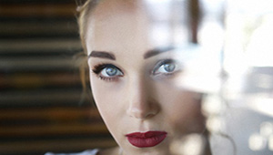 آزمایش رنگین کمان کلاس پنجم، برای خواندن نوشته های ریز از چه چیزی استفاده کنیم، چرا به ذره بین عدسی می گویند کلاس پنجم، رنگین کمان چگونه تشکیل میشود کلاس پنجم، رنگین کمان چگونه تشکیل میشود گاما، سوالات درس رنگین کمان علوم پنجم، نور خورشید با عبور از جای خالی به جای خالی رنگ تجزیه می شود، وقتی نور خورشید به ذره بین می تابد چه اتفاقی می افتد، 